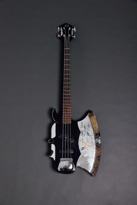Basse Valdez Guitars, Axe bass, de Gene Simmons de Kiss, 2013 - © Collection Hard Rock International, Miami