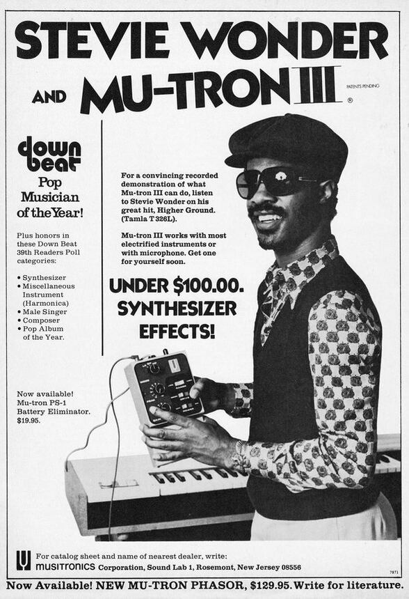 Stevie Wonder in einer Werbung für den Mu-Tron II, ein Filter für Synthesizer-Spezialeffekte, in einer Musikzeitschrift von 1974.